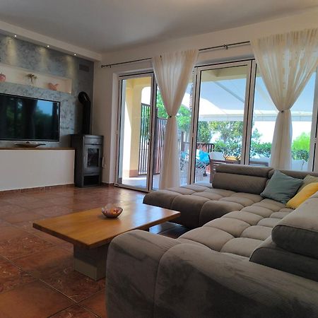 Apartman Emili Malinska Bagian luar foto