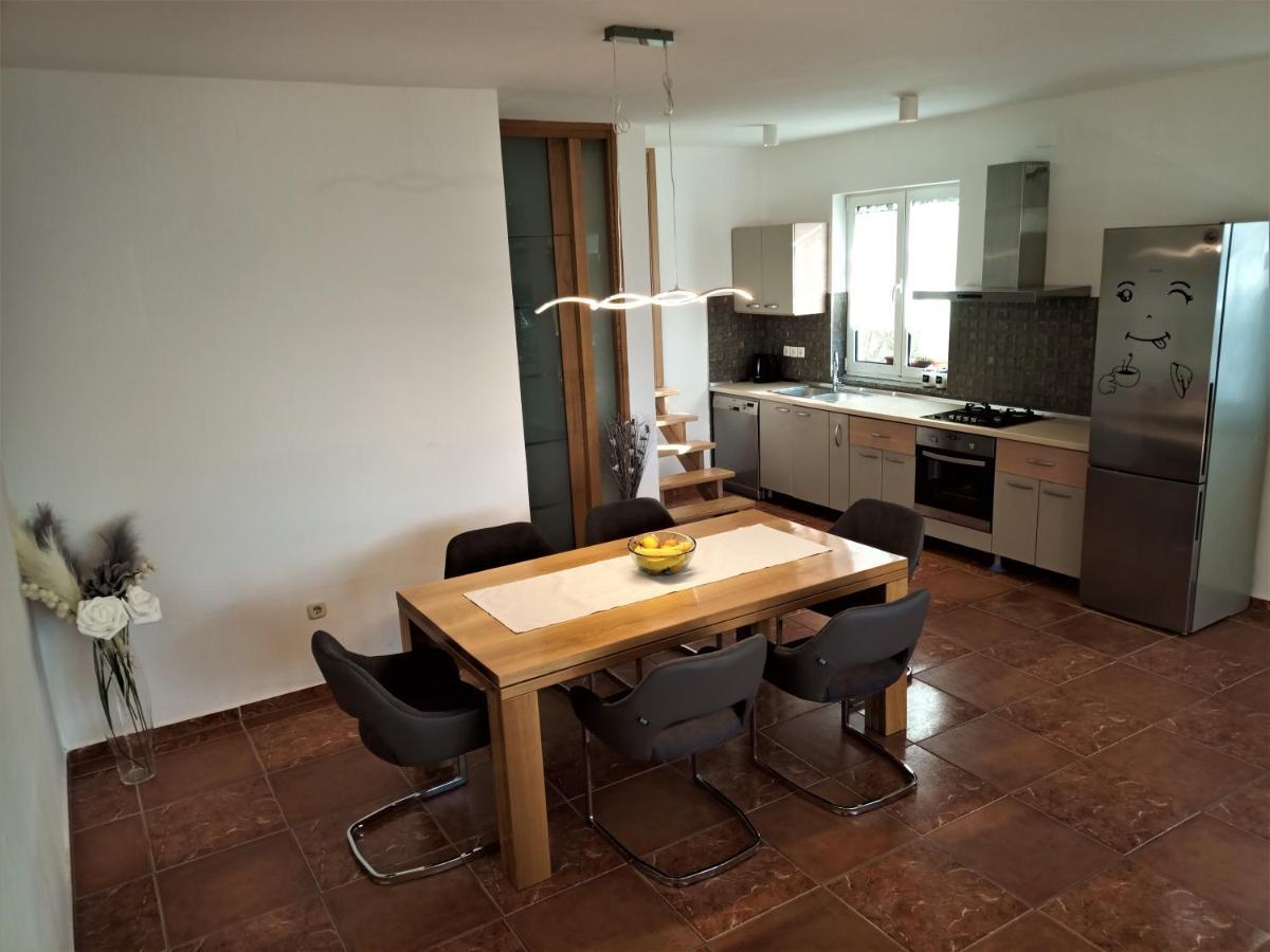 Apartman Emili Malinska Bagian luar foto