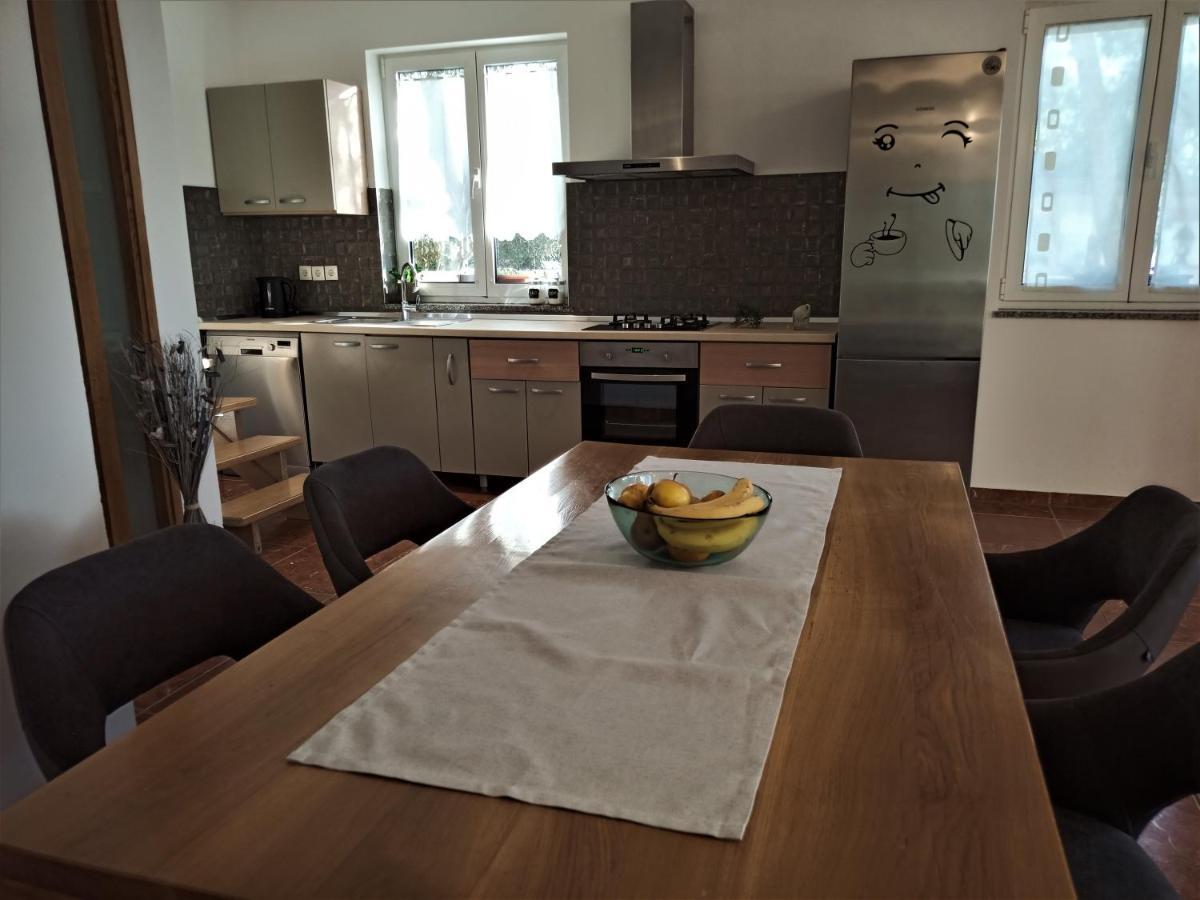 Apartman Emili Malinska Bagian luar foto