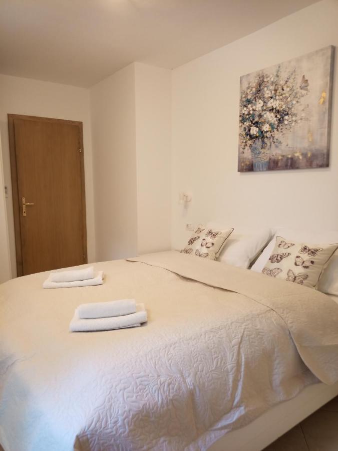 Apartman Emili Malinska Bagian luar foto